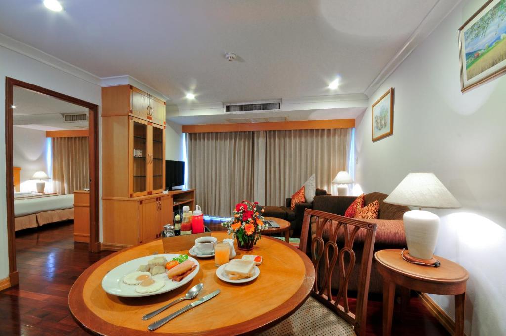 Сьюит (Представительский люкс с 1 спальней и балконом), Отель Admiral Suites by Compass Hospitality