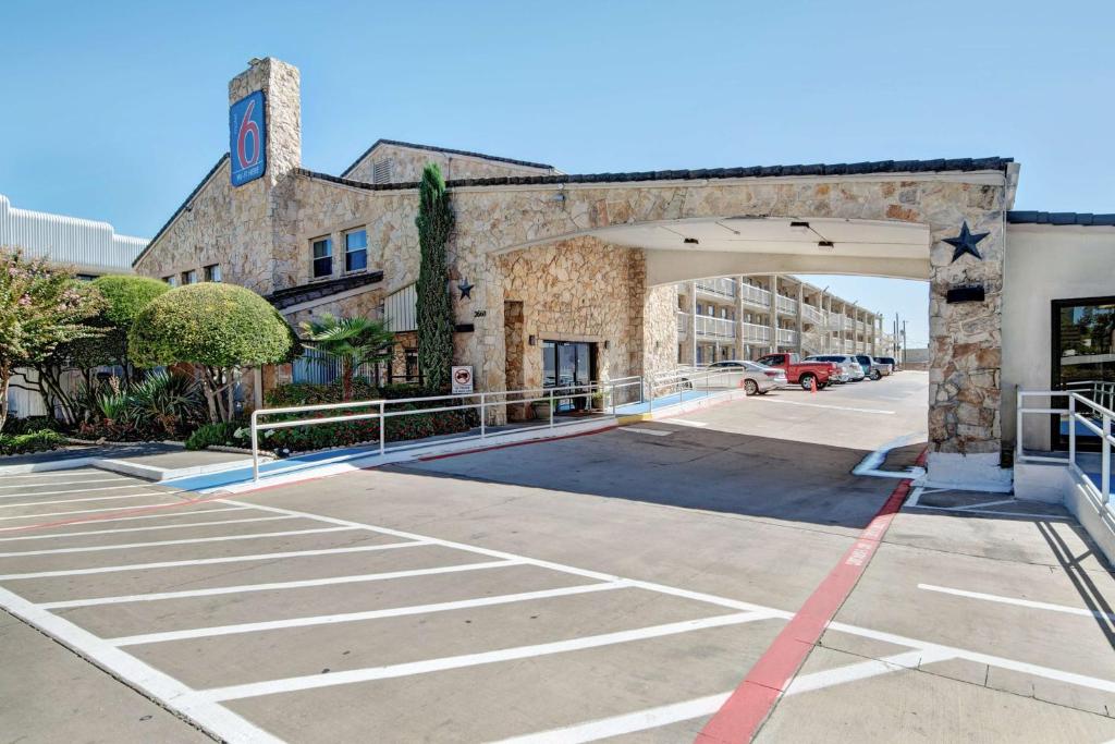 Motel 6 Dallas, TX - Forest Lane image