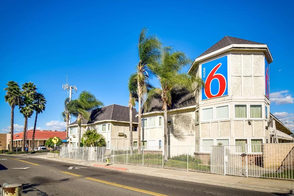 Motel 6 Riverside, CA - South image
