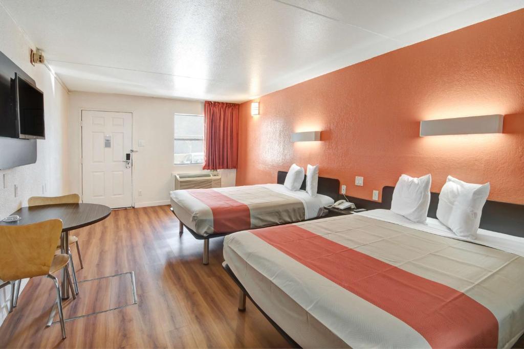 Четырехместный (Номер с 2 кроватями размера «queen-size» – Для некурящих), Motel 6-Dallas, TX - Forest Lane