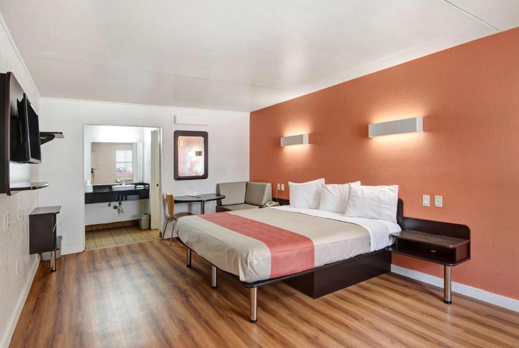 Motel 6-Dallas, TX - Forest Lane photo 4