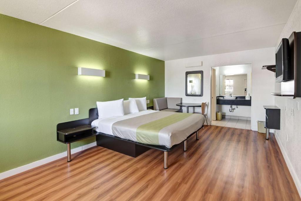 Motel 6-Dallas, TX - Forest Lane photo 2