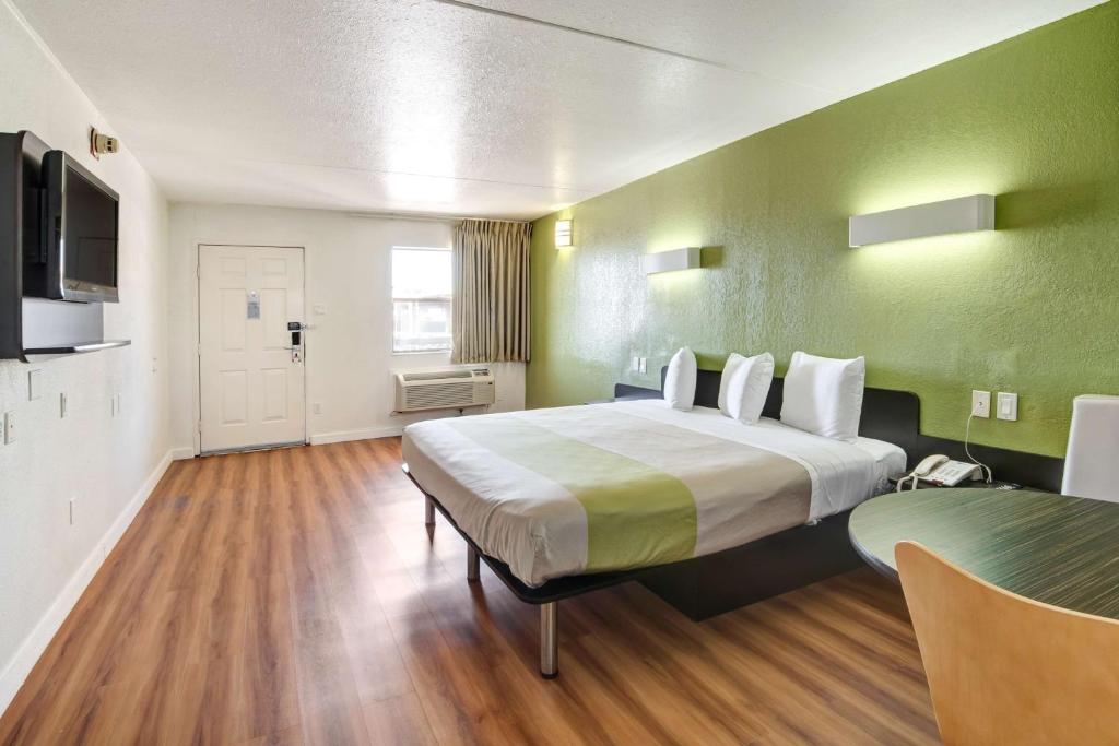 Motel 6-Dallas, TX - Forest Lane photo 1