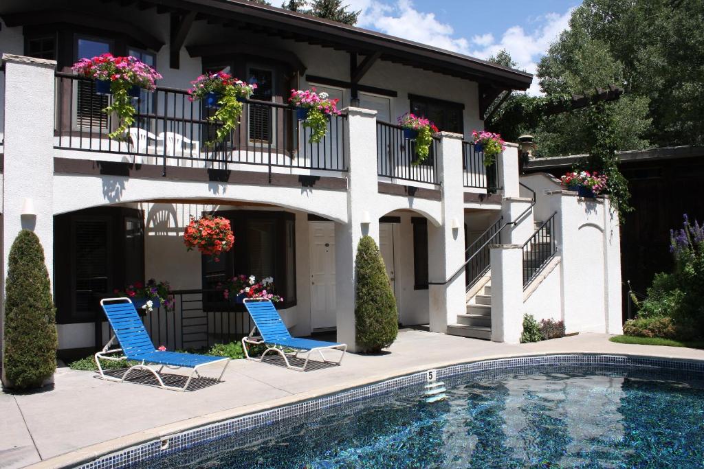 St. Moritz Lodge & Condominiums - Tap to explore photos