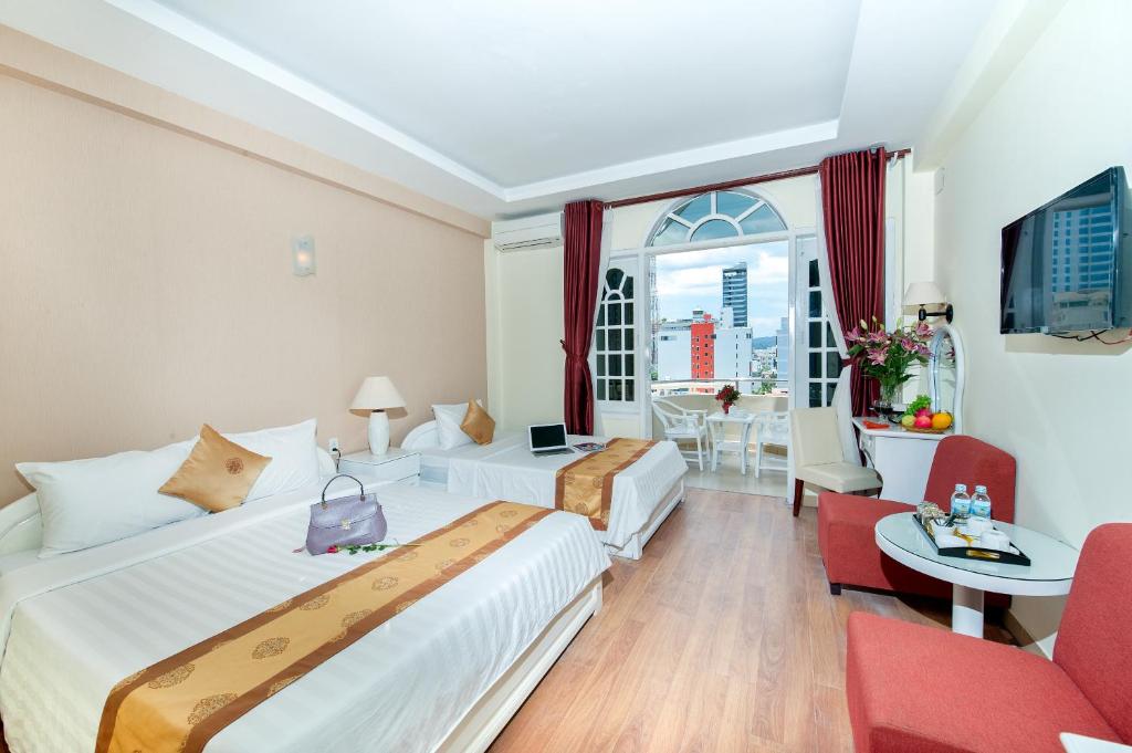 Семейный (Семейный номер с балконом и видом на город), Palm Beach Hotel