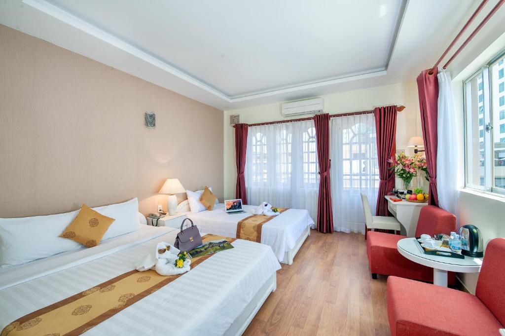 Семейный (Семейный номер с балконом и видом на город), Palm Beach Hotel