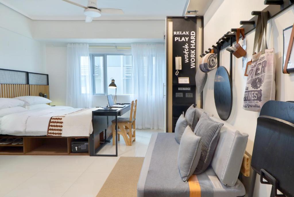 Relaxing Apt Bgc Business Ready with 84inch Cinema, Metro Manila