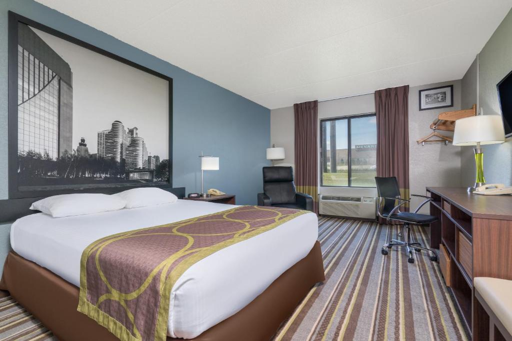 Super 8 by Wyndham Bloomington/Airport Room Type - Queen Room - Non-Smoking
