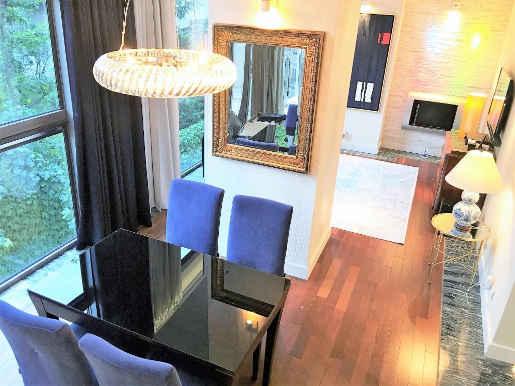 Апартаменты (Luxury Deluxe Suite with One Bedroom and Balcony, 65 m2), Luxury Apartments Mondrian Old Town