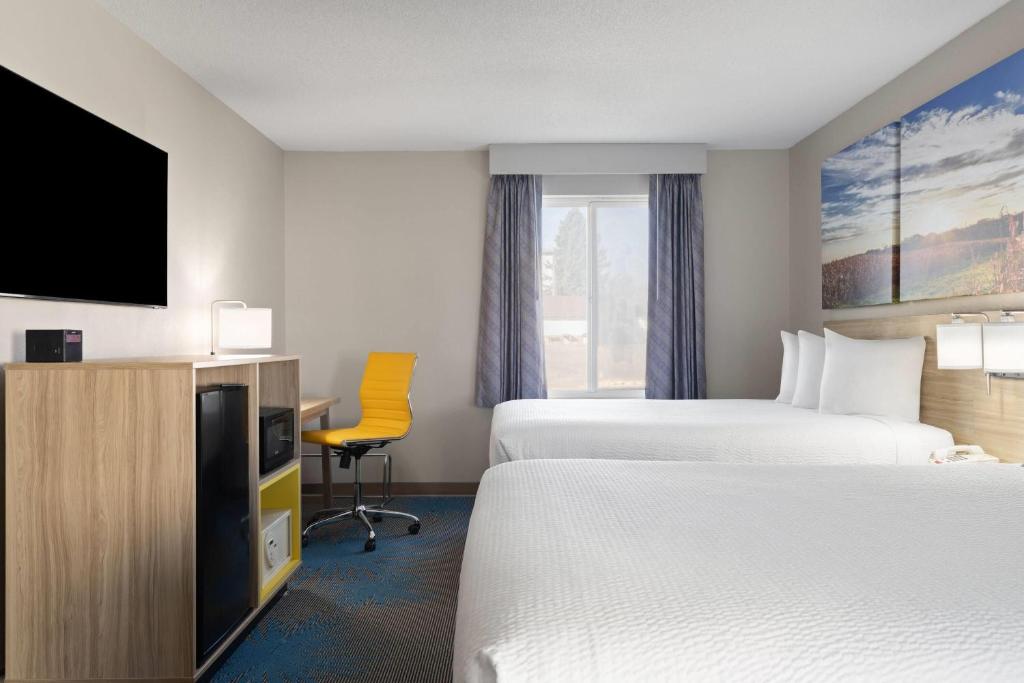 Days Inn by Wyndham Jamestown - Tap to explore photos