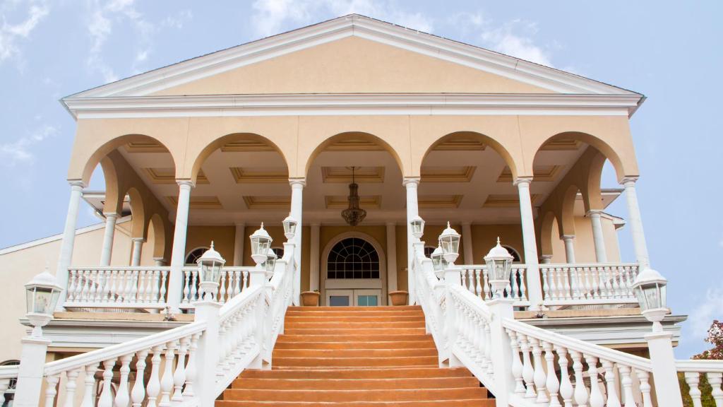 Chateau Suites image