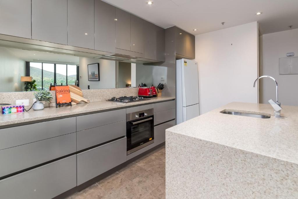 Executive Balcony Apartment in Central Canberra - Tap to explore photos