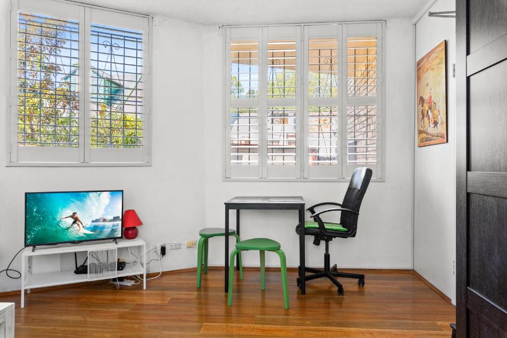 Convenient Studio in Trendy Inner-city Suburb - Tap to explore photos