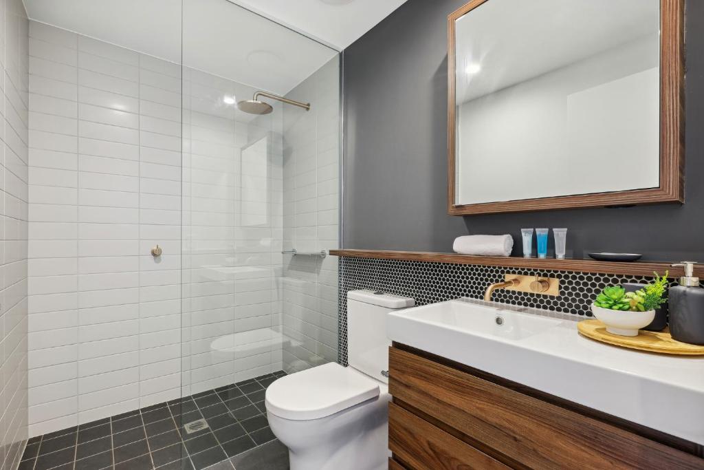 Chic 2-Bed with Rooftop Pool Overlooking the City - Tap to explore photos