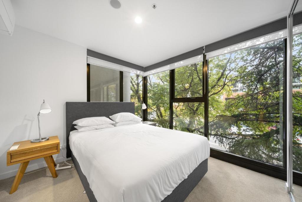 Chic Inner-City 2-Bed Abode with Pool Gym & Sauna - Tap to explore photos