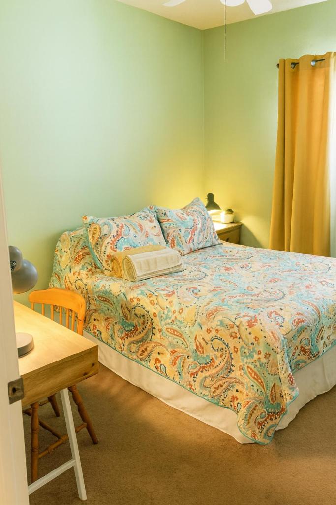 Private cozy room with desk near casinos