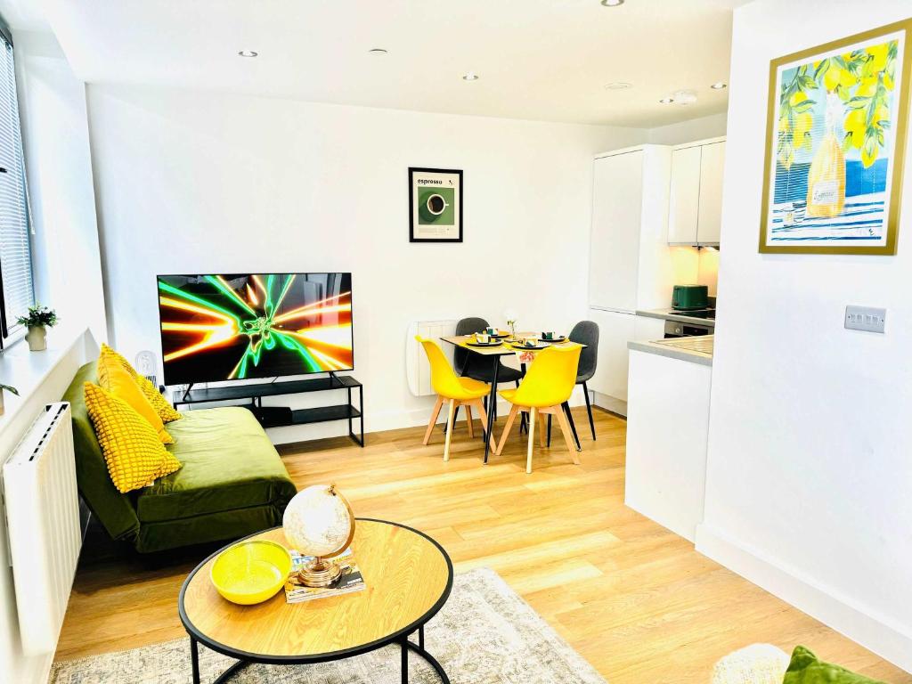 1 Bed Old Trafford Flat Free Parking - Tap to explore photos