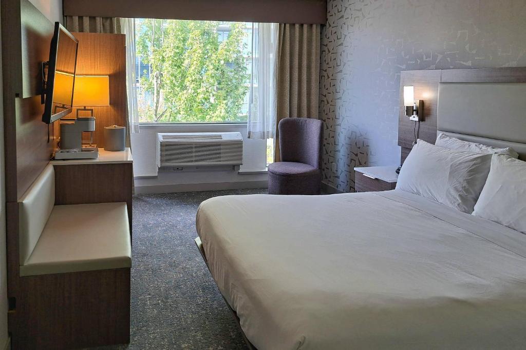 Comfort Hotel Vancouver Airport - Tap to explore photos