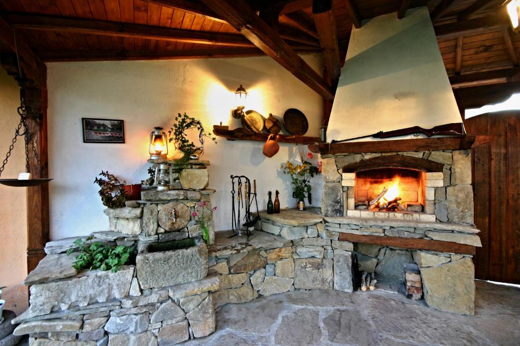 Private 4BR-2BA guest House Dryanovo with Pool and FREE Parking photo 3