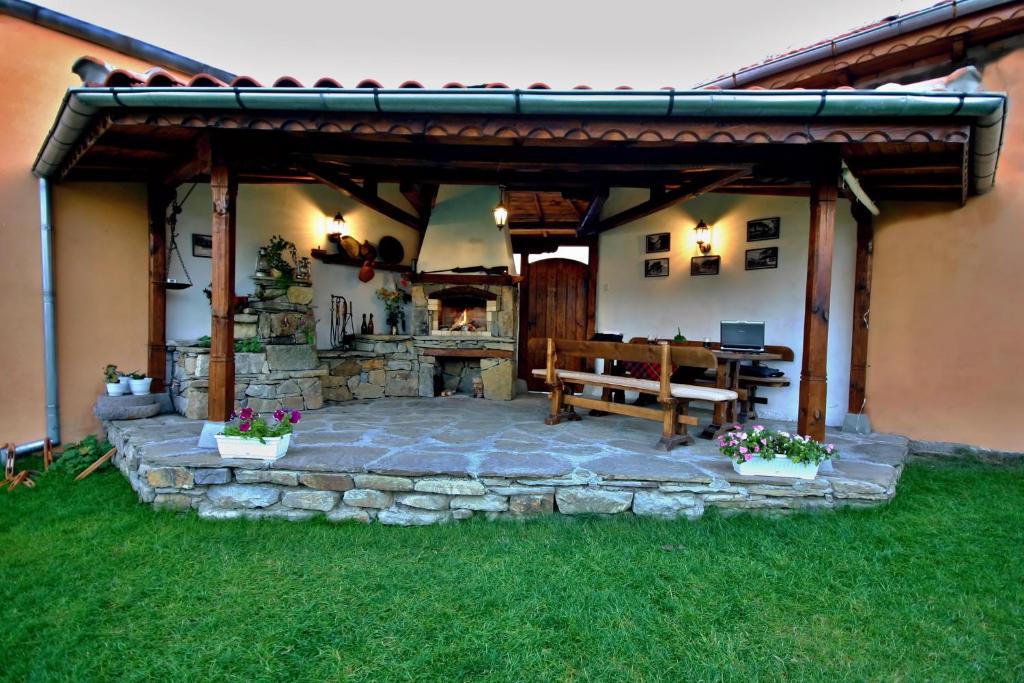 Private 4BR-2BA guest House Dryanovo with Pool and FREE Parking photo 2