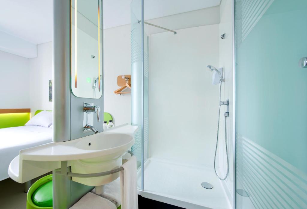 Двухместный (Standard Room with 1 Double Bed and Living Room), Ibis Budget Jakarta Daan Mogot