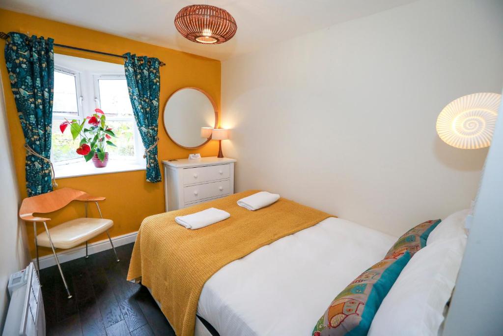 LoveYork Priory Apartment - Central with Parking - Tap to explore photos