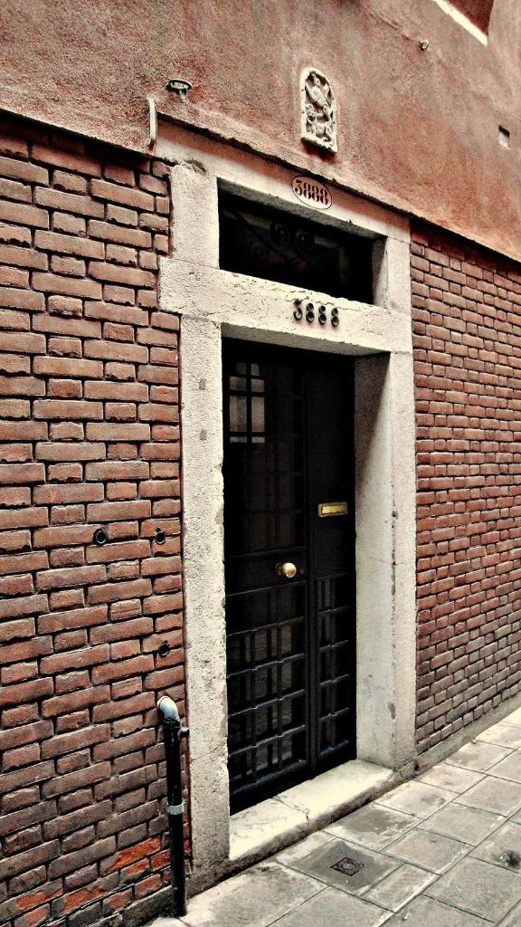 Venice Apartments photo 2