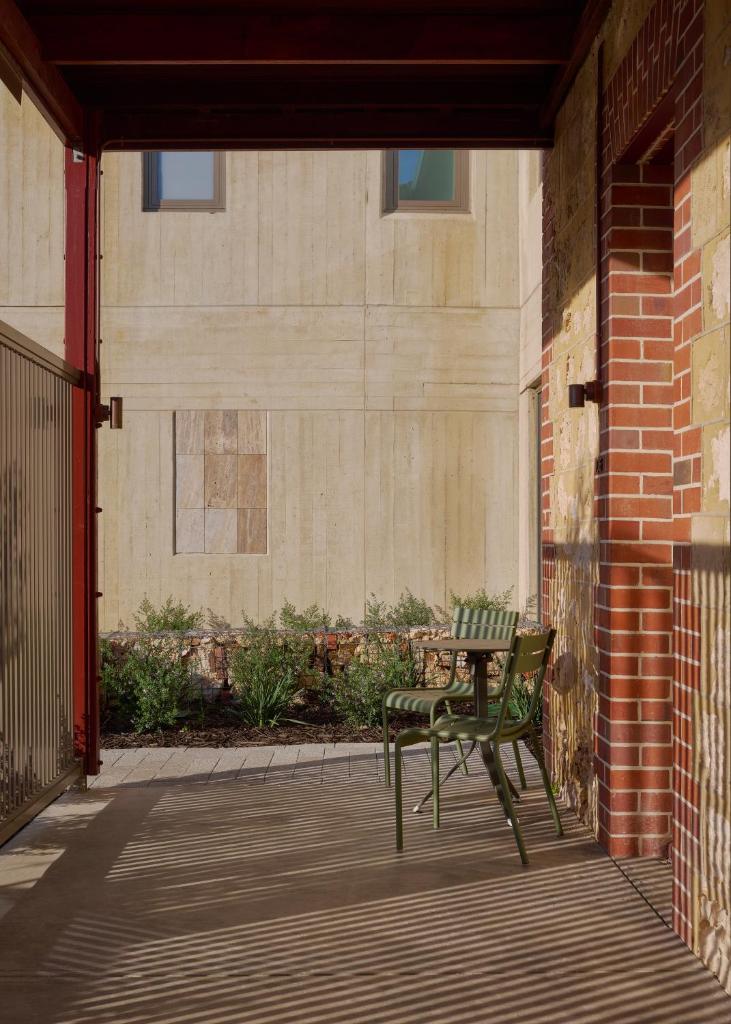 Garde Hotel and Warders Cottages - Tap to explore photos