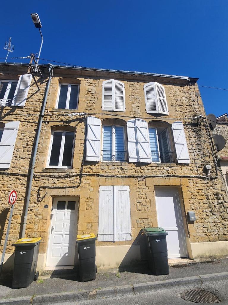 Spacieux Studio Sushi - 1 lit double - Rue calme- Centre ville, Ardennes
