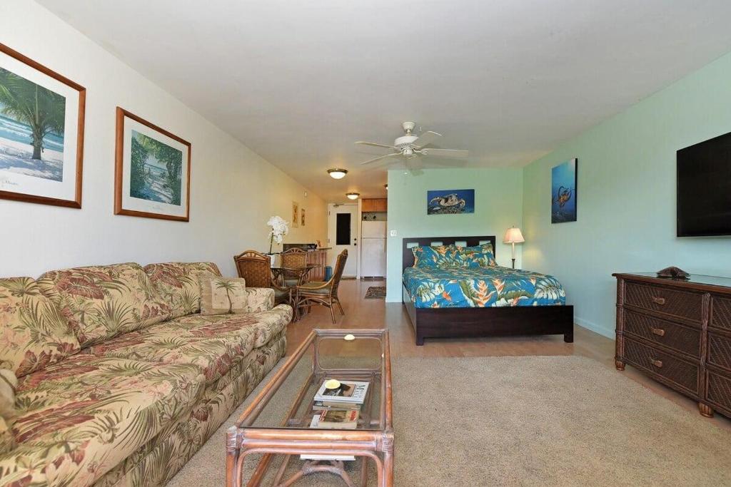 Kaleialoha 402 · KA 402 Spacious Studio Close to Ocean Heated Po - Tap to explore photos