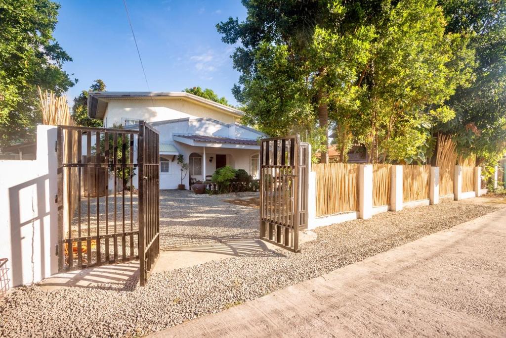 Spacious 6 Bedroom Private Villa 5 Minutes to Crisologo Sleeps 20, Bantay