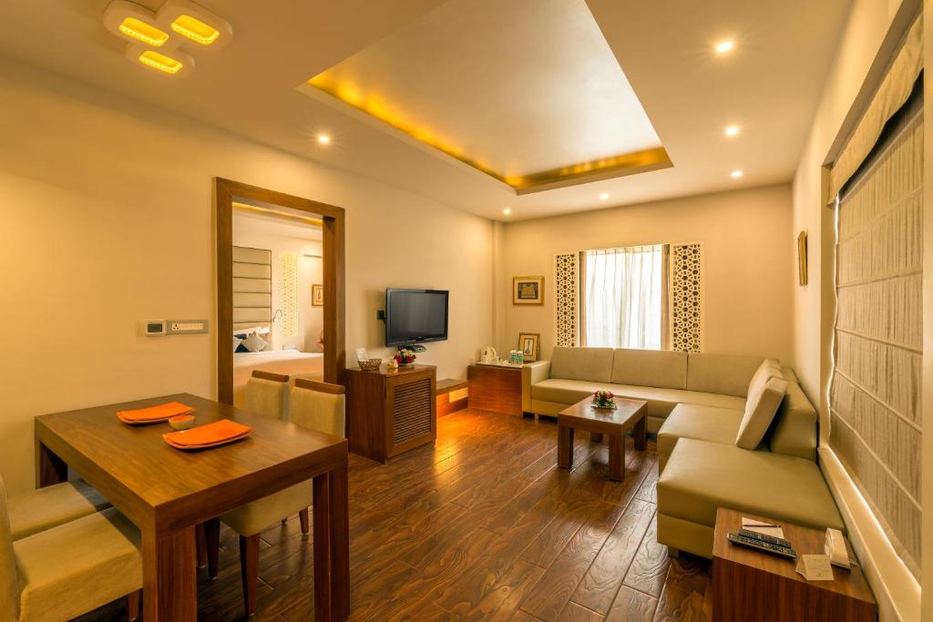 Сьюит (Hazel Suite (Includes 20% discount on F&B,Spa & laundry, early check in at 9am & late check out at 6pm, subject to availability)), Howard Plaza The Fern, Agra