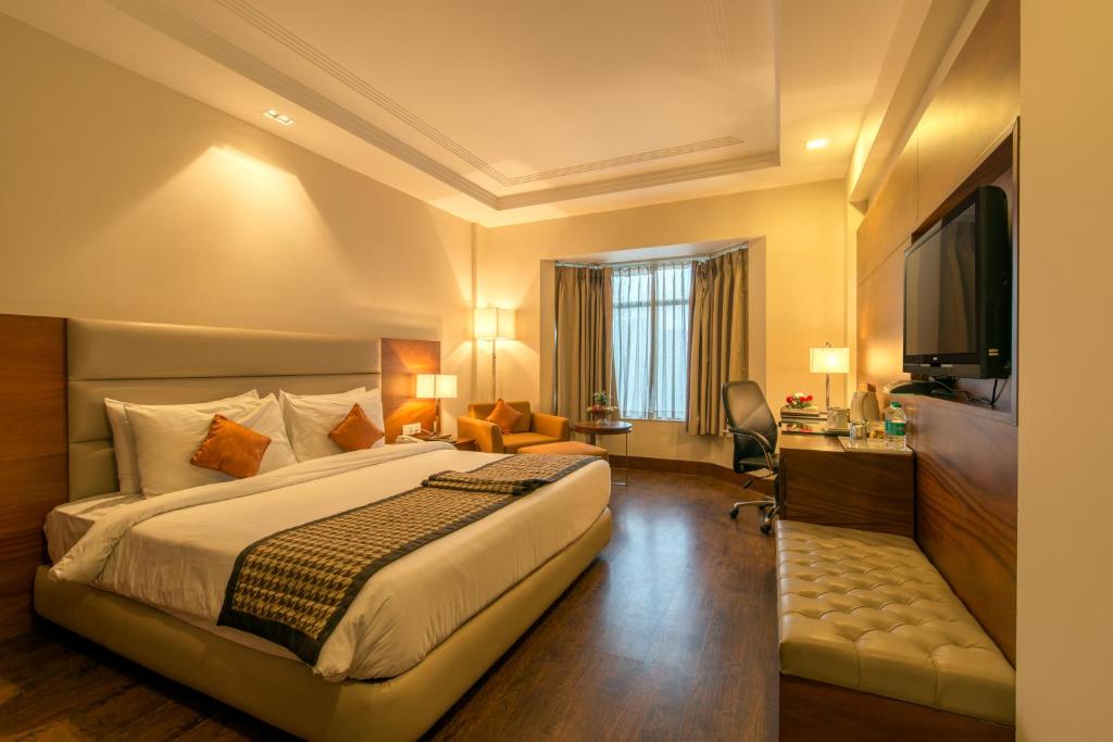 Двухместный (Fern Club Room (Includes complimentary room upgrade, 20% discount on F&B,Spa & laundry, early check in at 9am & late check out at 6pm, subject to availability)), Howard Plaza The Fern, Agra