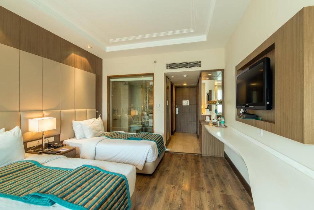 Двухместный (Fern Club Room (Includes complimentary room upgrade, 20% discount on F&B,Spa & laundry, early check in at 9am & late check out at 6pm, subject to availability)), Howard Plaza The Fern, Agra