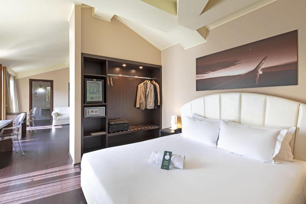 B&B Hotel Malpensa Lago Maggiore - Tap to explore photos