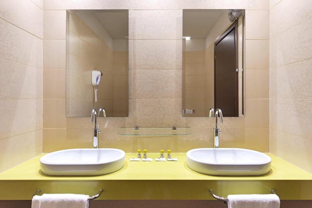 B&B Hotel Malpensa Lago Maggiore - Tap to explore photos