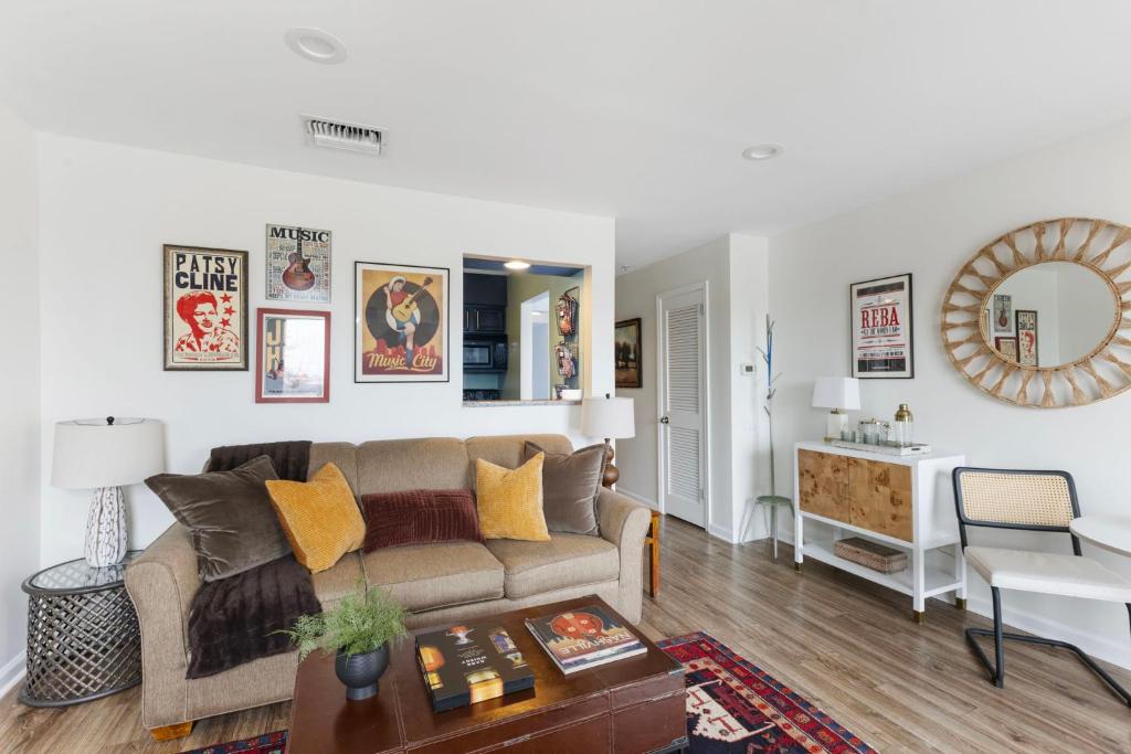 Downtown Nashville Riverfront Unit 820 - Tap to explore photos