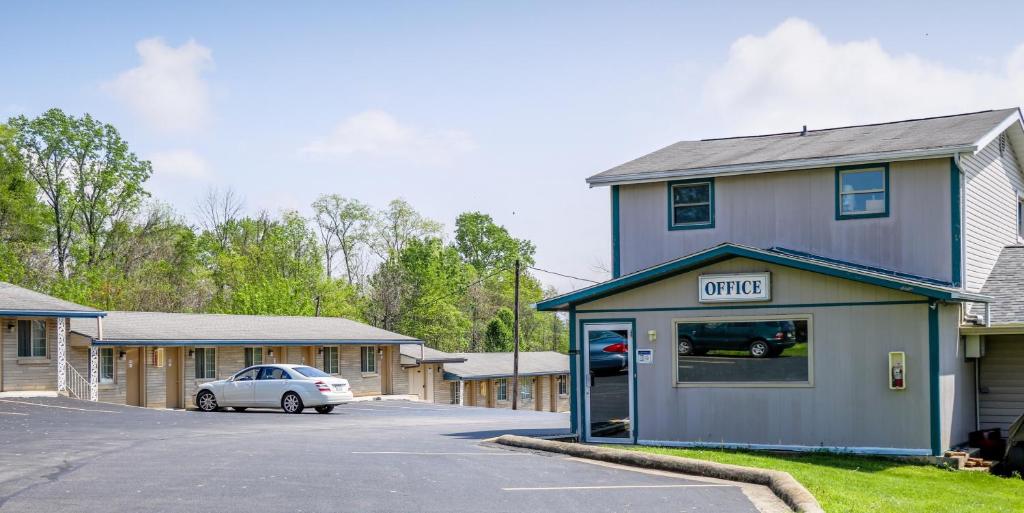 Economy Inn of Bloomington image