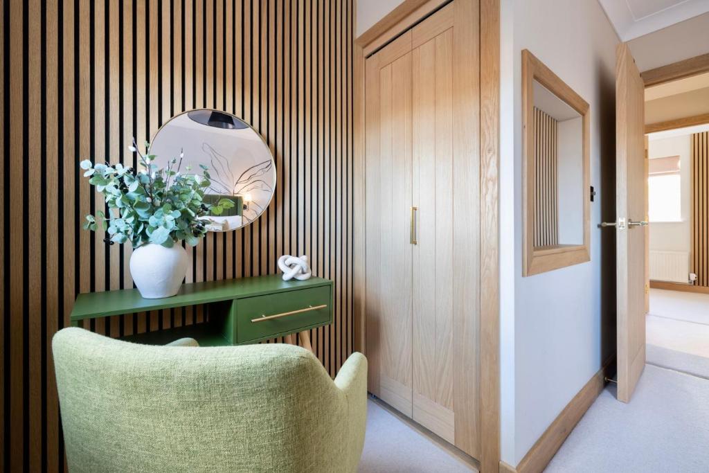 Luxury Stay, City Walk, Pool Table & Air Hockey, Garden, Parking, Business & Families - Oakview - Tap to explore photos