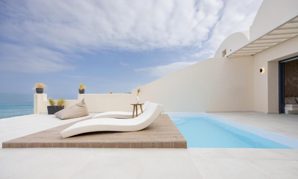 Pnoé Luxury Suites - Tap to explore photos