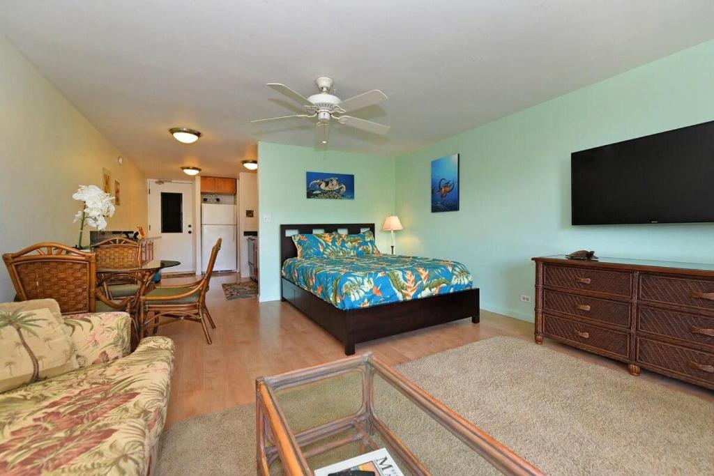 Kaleialoha 402 · KA 402 Spacious Studio Close to Ocean Heated Po - Tap to explore photos