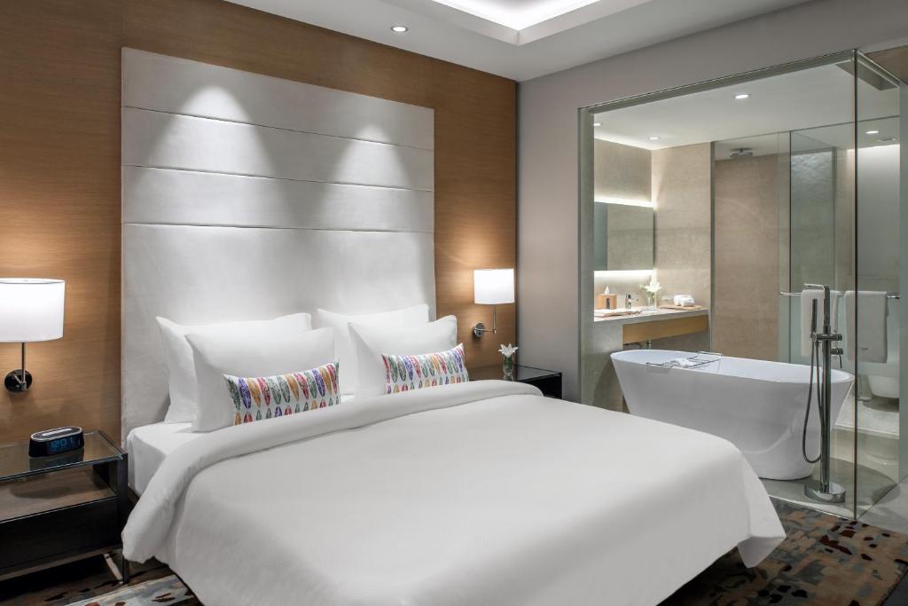 Трехместный (Представительский двухместный номер с 1 кроватью), Feathers- A Radha Hotel, Chennai
