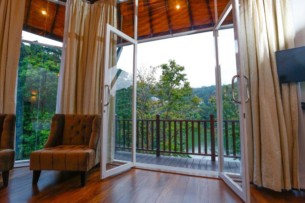 Сьюит (Люкс с кроватью размера «king-size», балконом и видом на озеро), Viyana Boutique Hotel