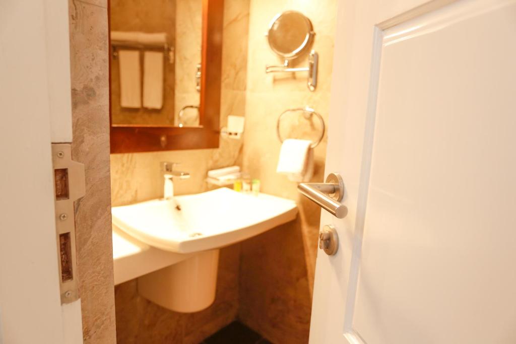 Сьюит (Люкс с видом на озеро), Viyana Boutique Hotel