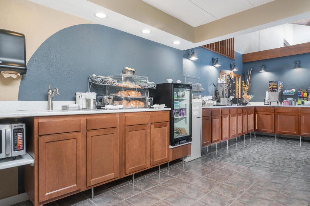 AmericInn by Wyndham Lake City photo 1