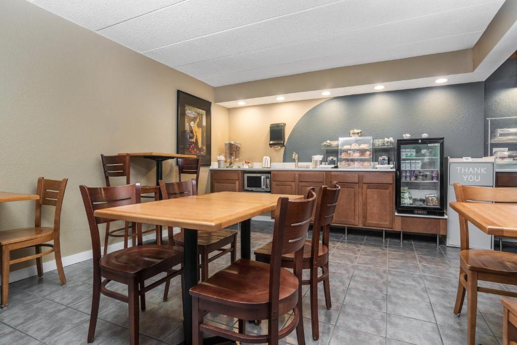 AmericInn by Wyndham Lake City photo 3
