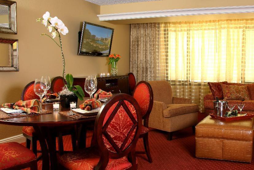 Сьюит (Люкс с 1 спальней и кроватью размера «king-size»), Jockey Club Suites