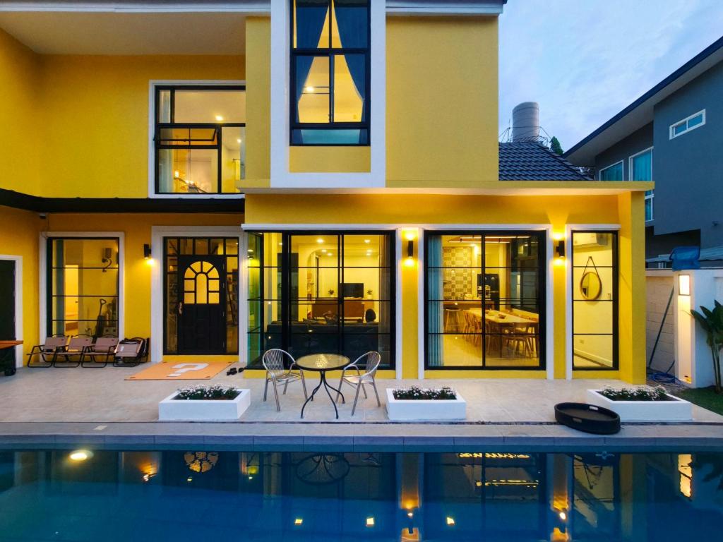 Private 6 Bedroom - Mellow Yellow Villa, Chiang Mai