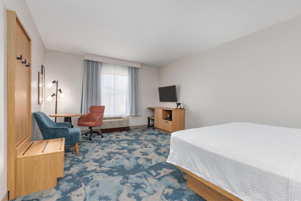 Hampton Inn and Suites Houston Pasadena - Tap to explore photos