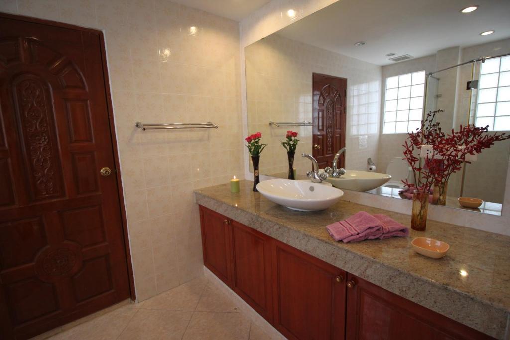 Апартаменты (Two Bedroom Balcony Apartment With Spa Bath), Butterfly Garden, A Boutique Residence